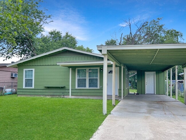 Building Photo - Cozy, Remodeled 2BR with Covered Parking &...