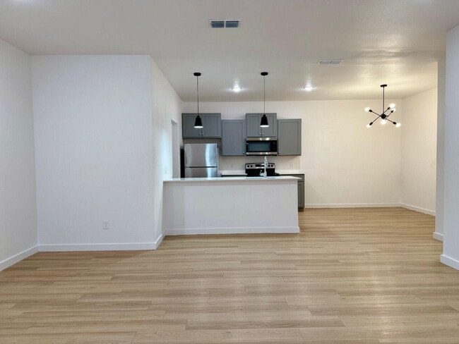 Building Photo - 5703 Kemper St