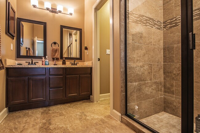 Building Photo - STYLISH EASTSIDE HOME