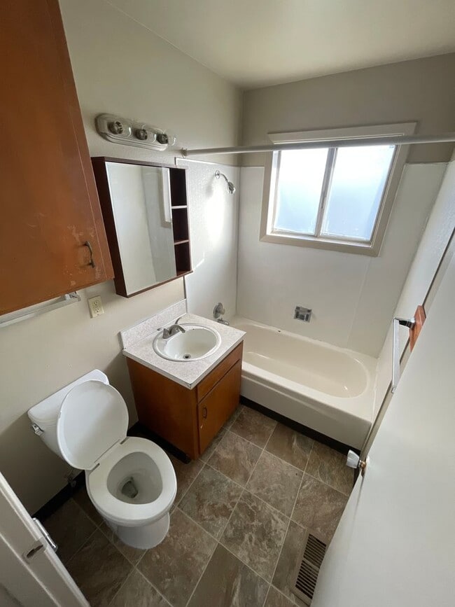 Building Photo - 415 S 9th St