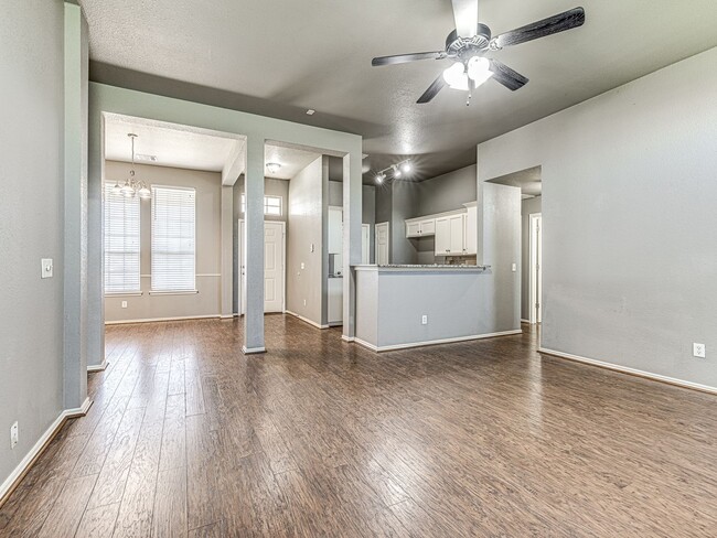 Building Photo - Updated home in Edmond + 3 bed + 2 bath + ...