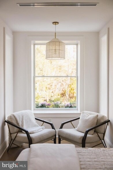 Building Photo - 2460 Ontario Rd NW