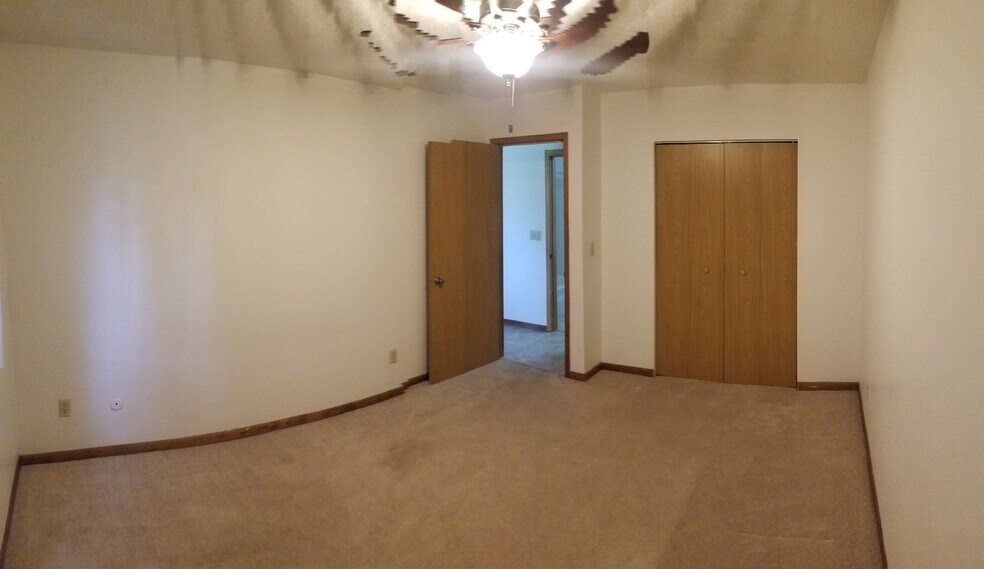 Building Photo - 1112 Oakview Dr