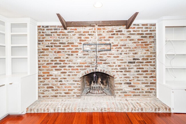 Building Photo - 4 Bedroom 2.5 Bath House in Montclair - We...