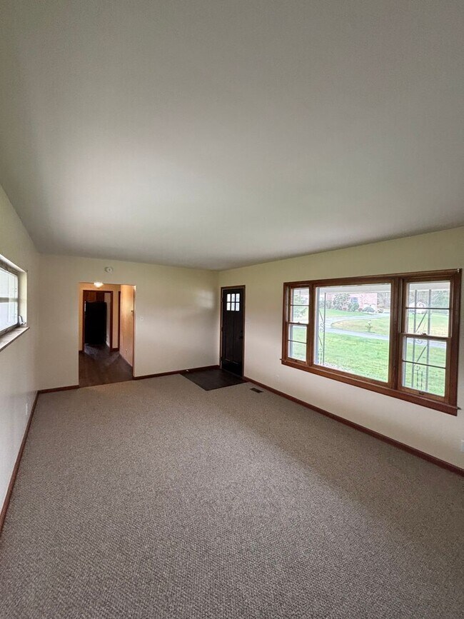 Building Photo - Newly Remodeled rancher in Halls