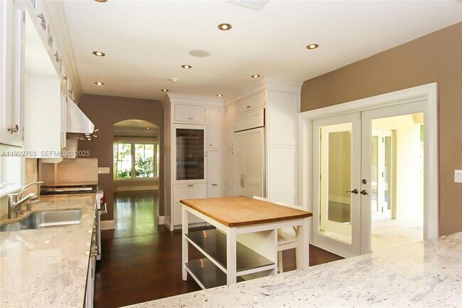 Building Photo - 1400 Alberca St