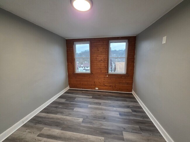 Building Photo - 2 bedroom 1 bath townhouse for rent in the West End