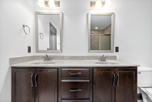 Building Photo - Pet Friendly Three Bedroom with Bonus in R...