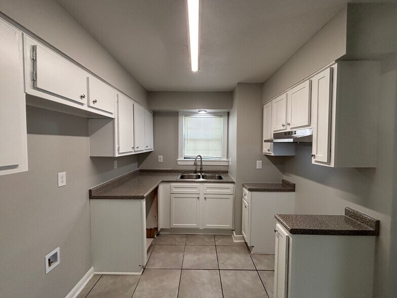 Building Photo - 5293 Beaverton Dr
