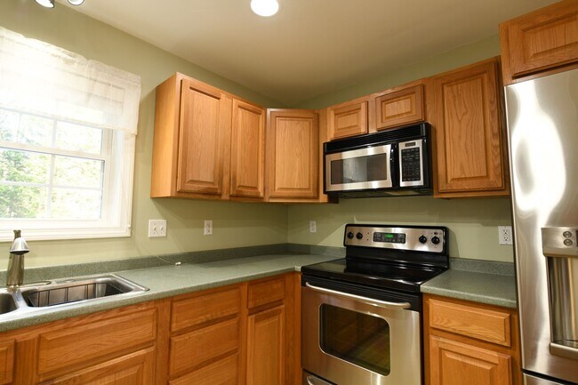 Building Photo - 15 Sabatus Rd
