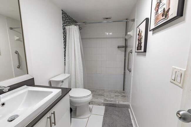 Building Photo - 2751 N Palm Aire Dr