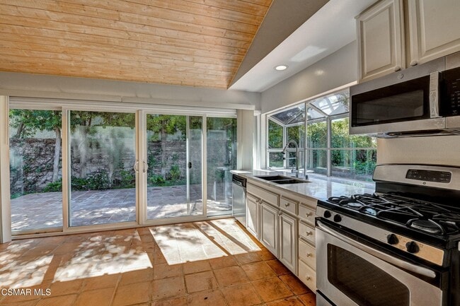 Building Photo - 2923 E Sierra Dr