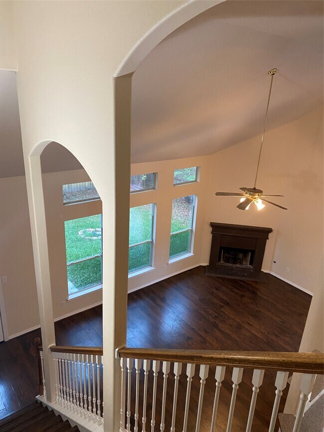 Building Photo - 9210 Hidden Lake E Dr