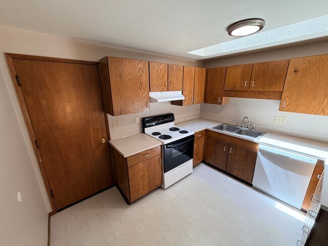 Building Photo - Two Bedroom Duplex in South Salem