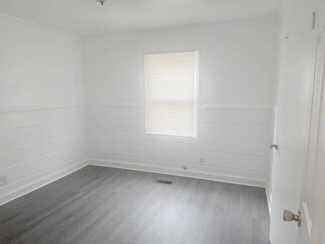 Building Photo - 1702 Gunter St