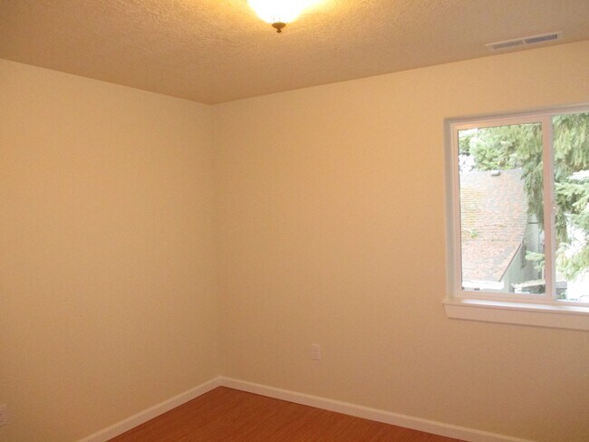 Building Photo - Beautiful Three Bedroom in South Salem