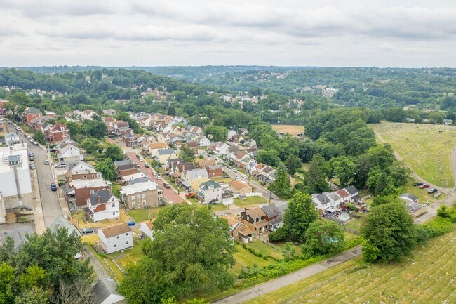 Building Photo - Stunning 3 bedroom home in Carrick available May 15!