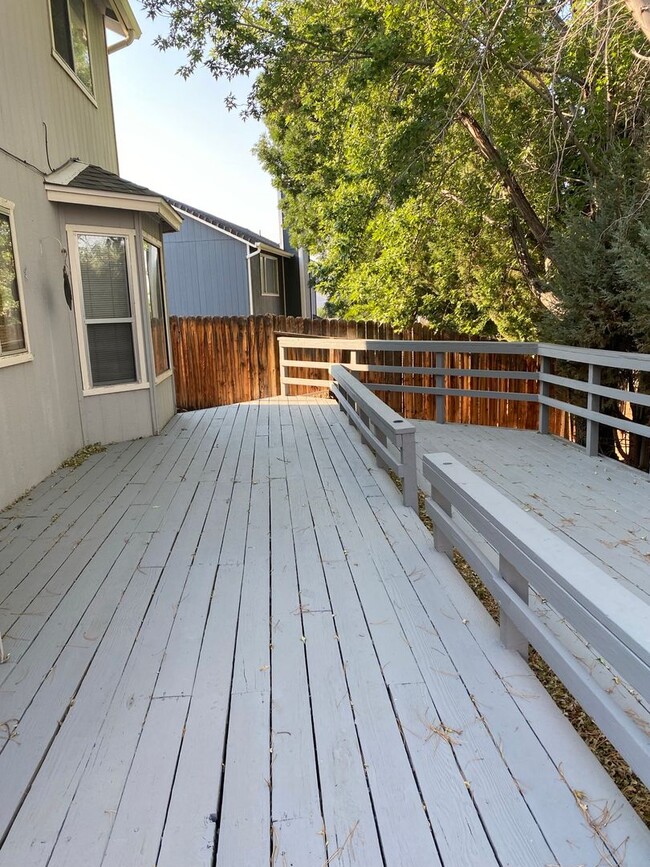 Building Photo - Spacious 4 Bed Home with 3 Car Garage off of Vista!!!!!