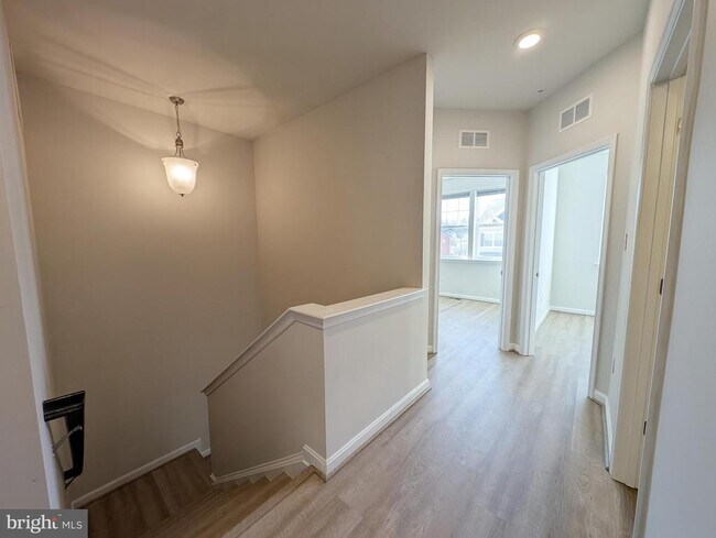 Building Photo - 3106 Laurel Hl Rd