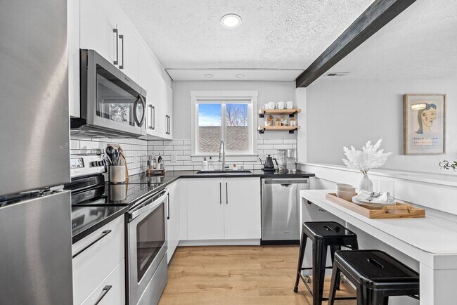 Building Photo - Modern 2BR Suite – Newly Furnished, Pet-Fr...