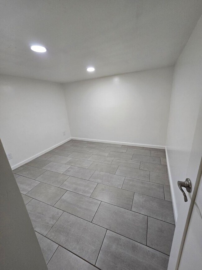 Building Photo - 332 W Illinois St