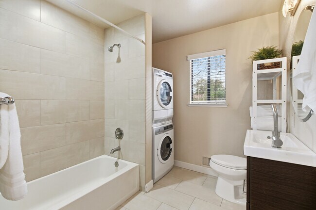 Building Photo - 2220 Boyer Dr