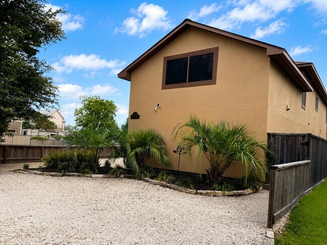 Building Photo - 3040 Bayshore Dr