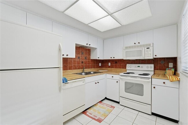 Building Photo - 3034 Eastland Blvd