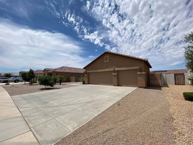 Building Photo - Exceptional 4BR/2BA Home in Magma Ranch! T...