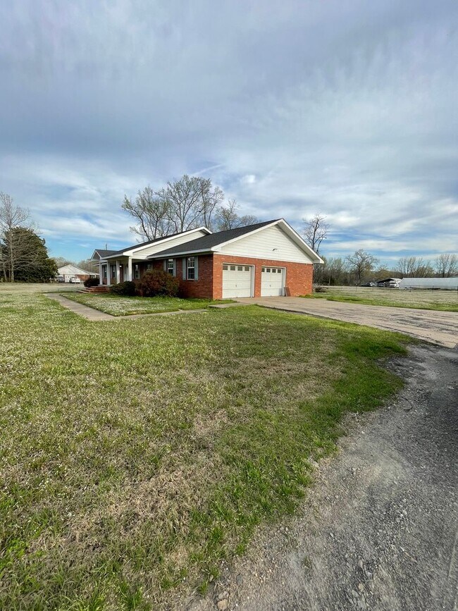 Building Photo - Spacious country home for lease