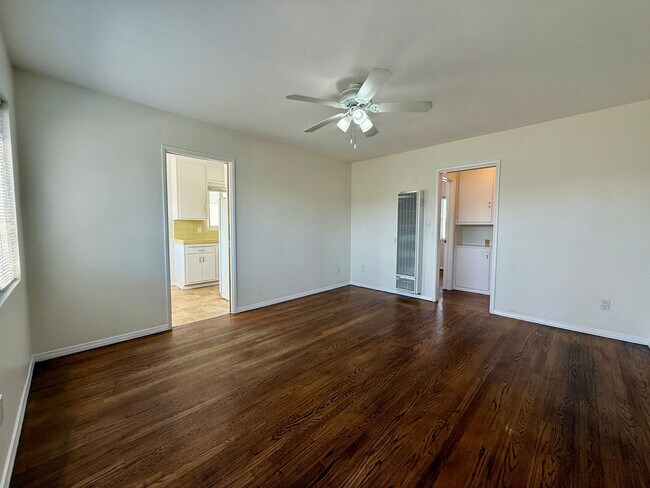 Building Photo - CORNER Upstairs Unit Within Small Gated Community! COMPLIMENTARY Shared Laundry! Spacious Floorplan!