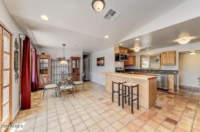 Building Photo - 137 E Fremont Dr