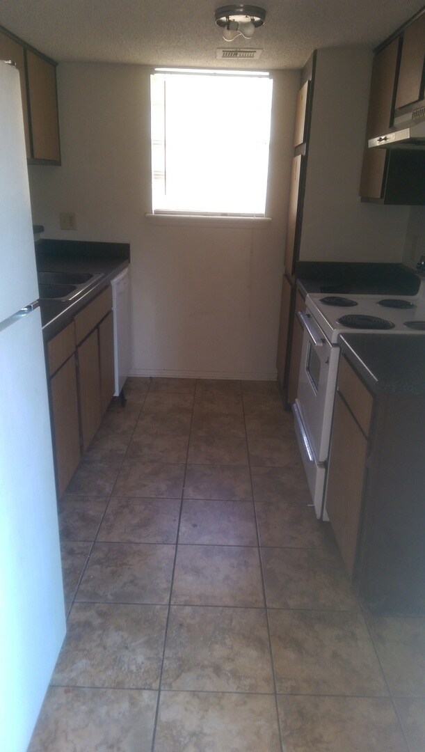 Building Photo - 3 bed 2 bath duplex for rent near I-240 and Western, close to everything!