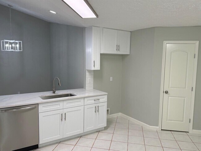 Building Photo - 2812 Forest Hills Dr