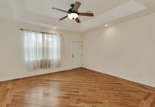 Building Photo - Beautiful & Spacious 4Bd 3.5Bath Home w/An...