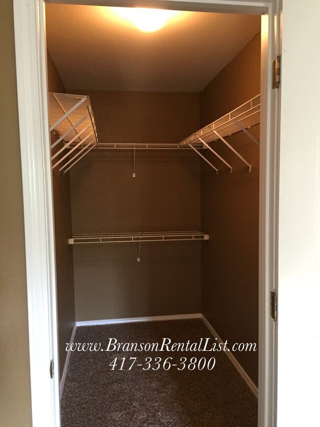 Building Photo - Large 5 Bedroom with lawn care and a commu...