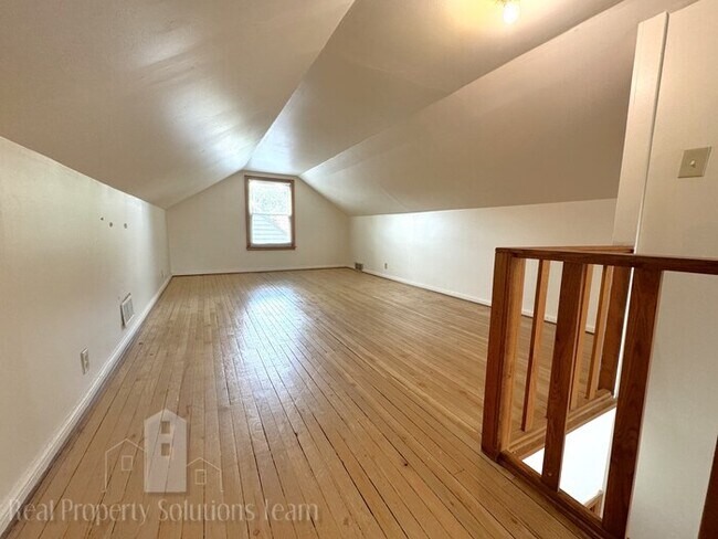 Building Photo - Beautiful home in Clintonville