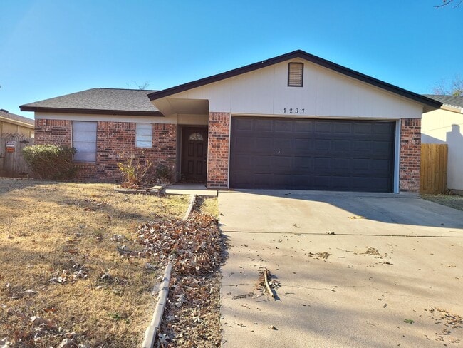 Building Photo - COMING SOON!!! 4 Bedroom Home!!!