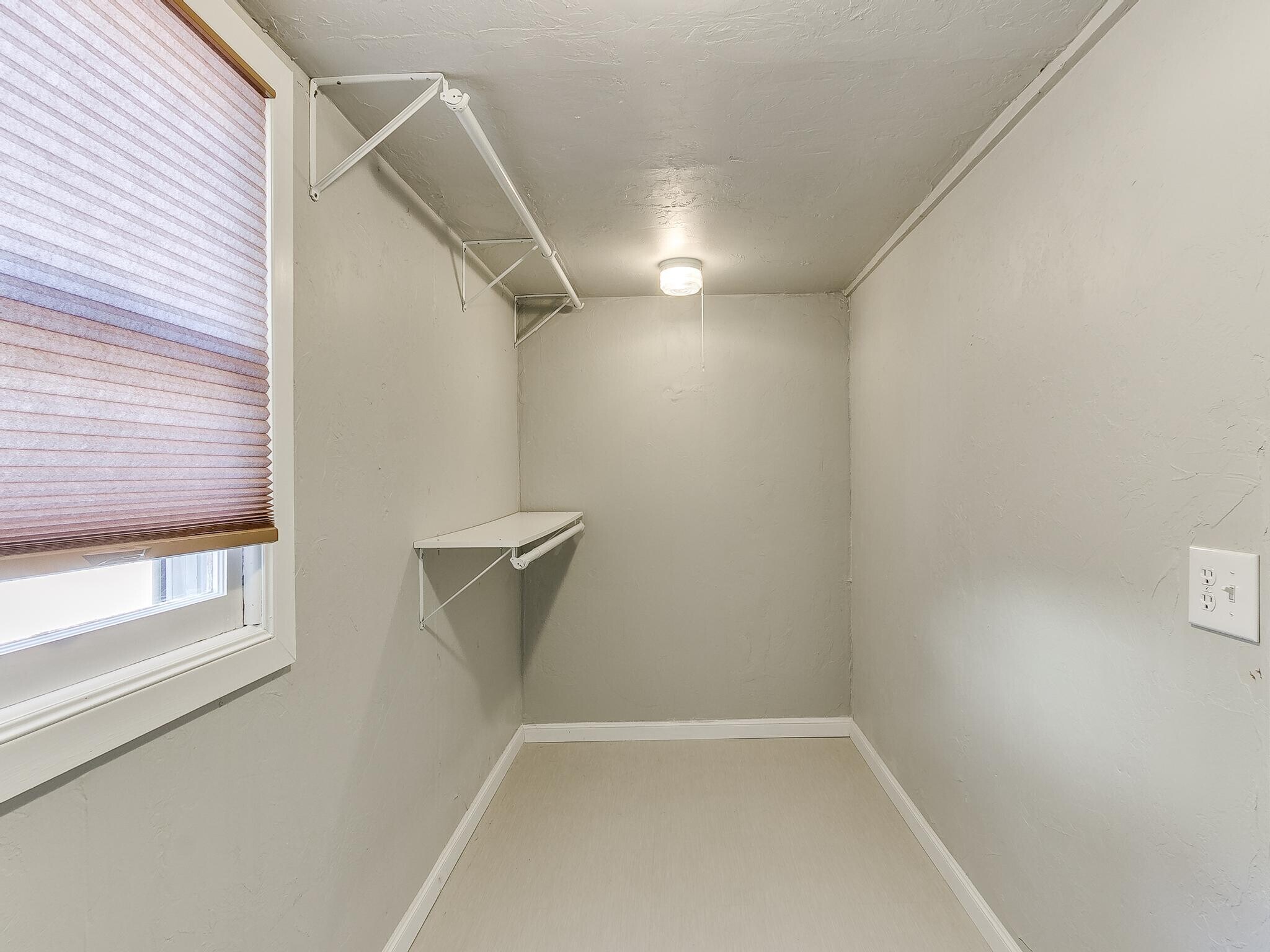 Building Photo - 703 Dakota St