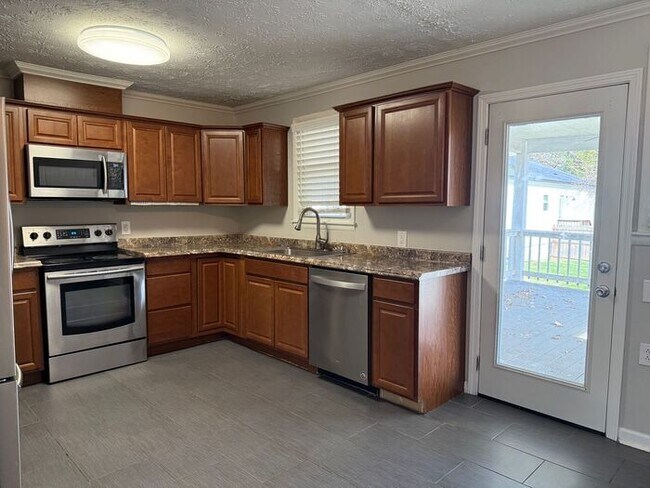 Building Photo - FOR RENT - 3 Bed 2 Bath House in South Nash - Pet Friendly