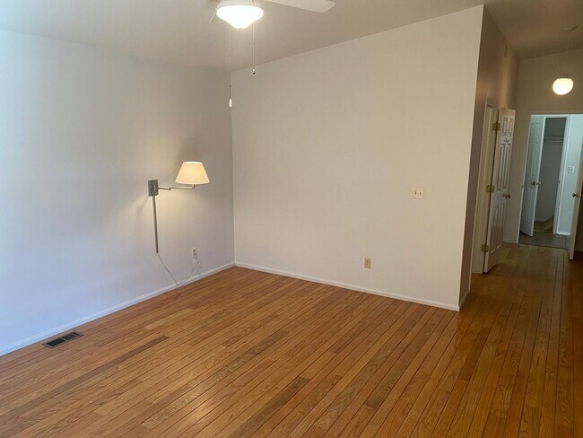 Building Photo - Fantastic 3 bedroom, 3 bath, 2 car garage patio home in Biscayne!