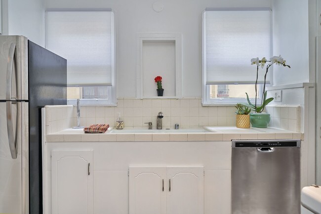 Building Photo - 1235 Hi Point St