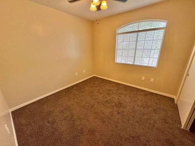 Building Photo - SPACIOUS 3 BEDROOM 2 FULL BATH CONDO IN GA...