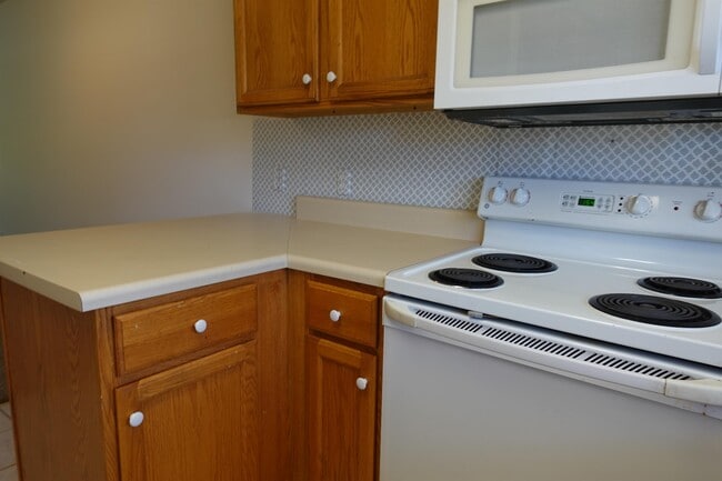 Building Photo - 206 River Oaks Cir