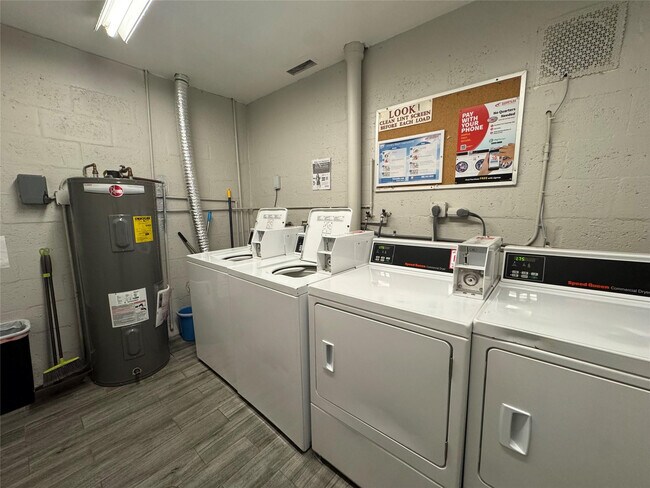 Building Photo - 2801 NE 33rd Ct