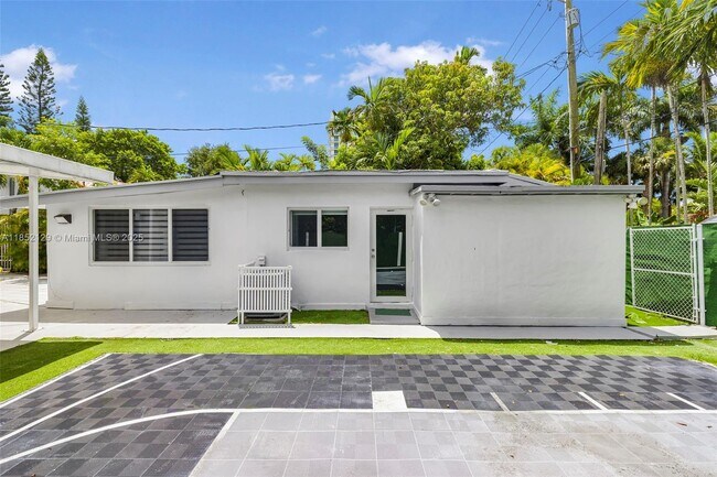 Building Photo - 340 SW 25th Rd