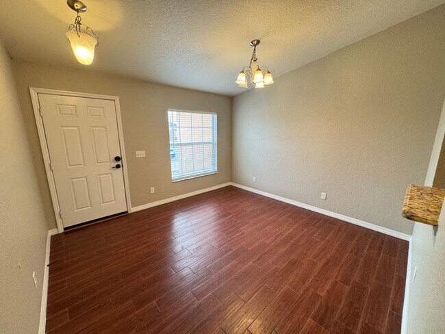 Building Photo - Spacious 4 Bedroom / 3 Bathroom Home in Davenport