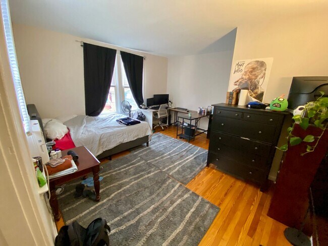 Building Photo - 5 bedroom /2 bath Mins. from UC for $750/pp ($3750/mo)! Off-Street Parking included!
