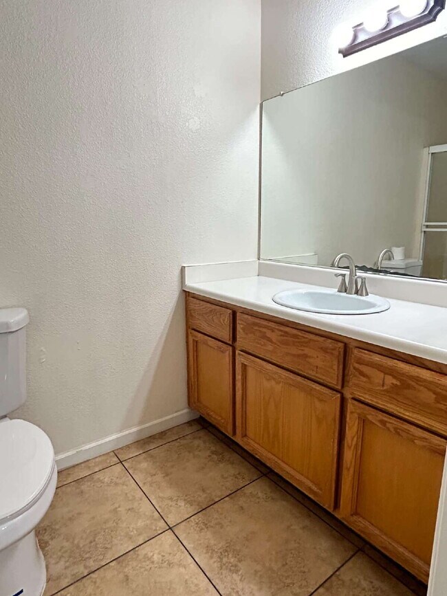 Building Photo - Cute! 4 bedroom, 2 bath Home in Bakersfield