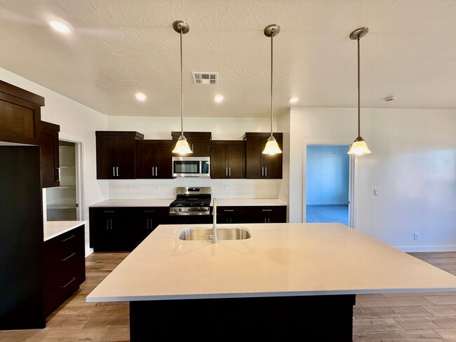 Building Photo - Beautiful Pet-Friendly 4-BR Home in Sunbrook Community